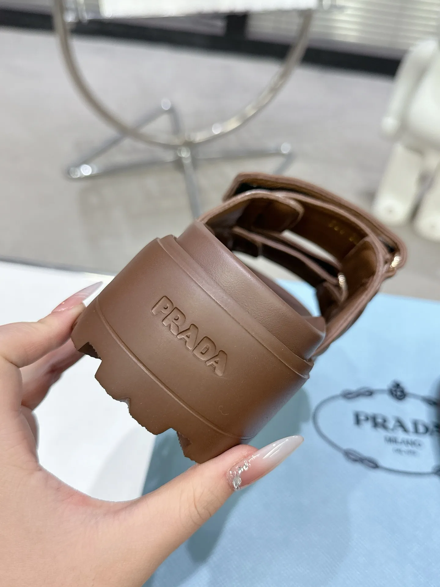 👟👟Ex-factory price 440👟👟 PRADA 2025 vs spring and summer popular sandals series... [Thick-soled double-button sandals] Original 1:1 customization, this year's most fashionable and popular retro British style, simple and elegant, all styles are good-looking, platform thick soles make you slimmer and taller, very comfortable, fashionable and versatile... Many Internet celebrities are on their feet. These platform round-toe thick-soled shoes are very popular this year. They can be worn (increased) for both leisure and leisure. ❶Material: Customized imported calf leather ❷Inner: Customized imported sheepskin ❸Outsole: Original molded ultra-light outsole ❹Sole thickness: 5.5cm ❺Number of yards: 35-40 ❻Packaging: Original full set of packaging ☀Color: Official website updated simultaneously